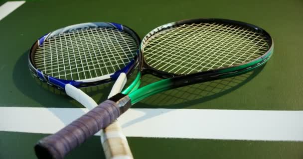 Twee rackets in Hof — Stockvideo