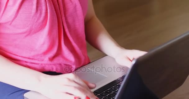Крупним планом красива жінка використовує ноутбук — стокове відео