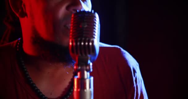 Chanteur masculin chantant dans un microphone 4k — Video