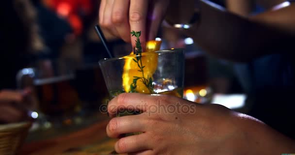 Kvinnan har roligt medan du dricker cocktail — Stockvideo