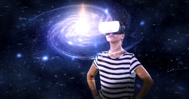 Mujer usando auriculares de realidad virtual — Vídeo de stock