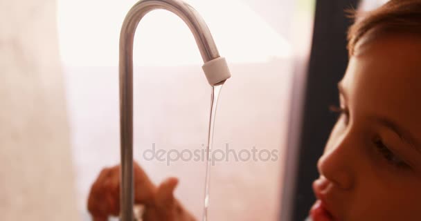 Törstig skolpojke dricksvatten från kran — Stockvideo