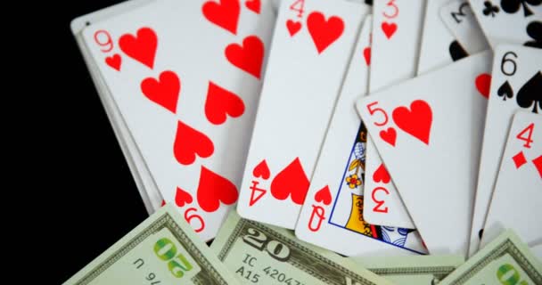 Игральные карты и доллар на покерном столе — стоковое видео