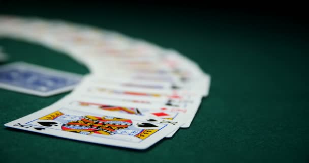 Игральные карты на покерном столе 4k — стоковое видео