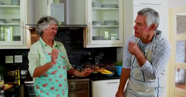 Романтическая старшая пара танцует на кухне — стоковое видео