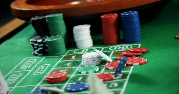 Roulettehjulet, dollar, kasinomarker och spelkort — Stockvideo