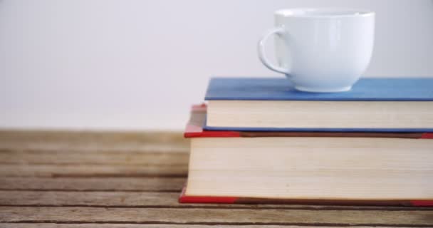 Βιβλία, φλιτζάνι καφέ και έξυπνο ρολόι — Αρχείο Βίντεο