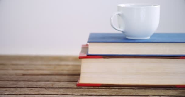 Libri, tazzina da caffè e orologio intelligente — Video Stock