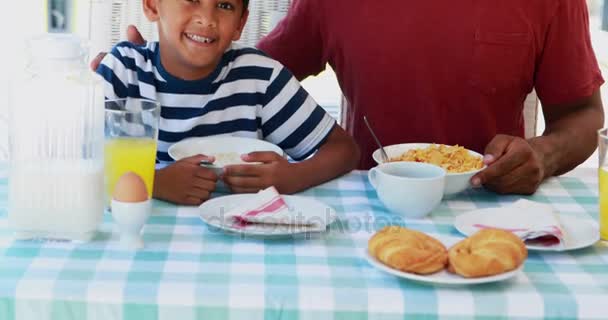 Lycklig far och son har frukost — Stockvideo