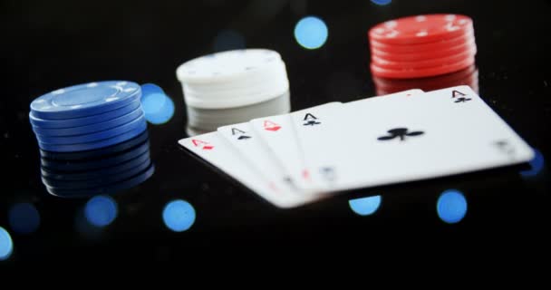 Jogar cartas e fichas de casino na mesa de poker — Vídeo de Stock