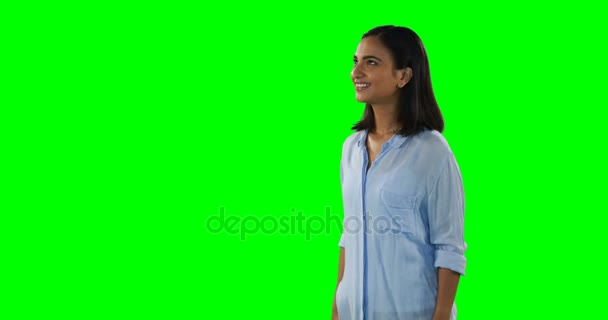 Mujer sonriente tocando la pantalla digital — Vídeos de Stock