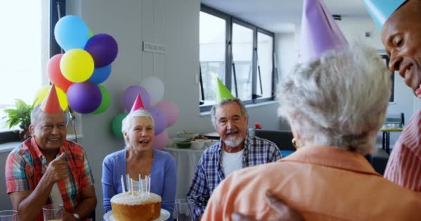 Senior Kvinna firar sin födelsedag med vänner — Stockvideo