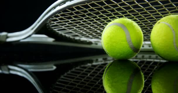 Bolas de tênis e raquete em estúdio — Vídeo de Stock