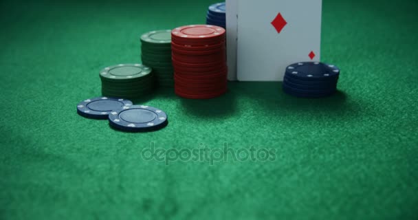 Speelkaarten en casino chips op de pokertafel — Stockvideo
