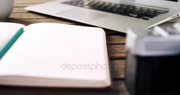 Notebook, diář a vinobraní fotoaparát na dřevěný stůl — Stock video