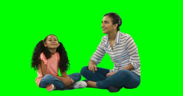Moeder en dochter met behulp van onzichtbare scherm — Stockvideo