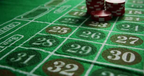 Fichas de casino na roleta na mesa de poker — Vídeo de Stock