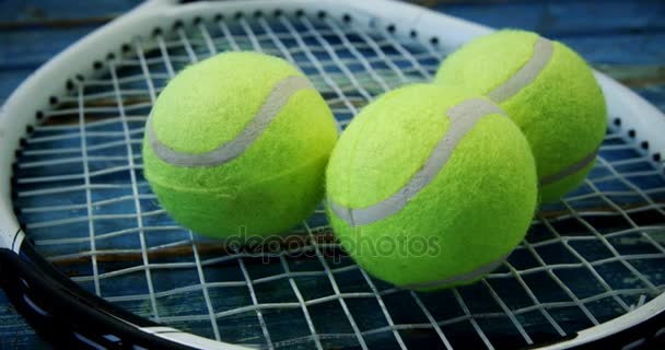 Tres pelotas de tenis en raqueta — Vídeo de stock