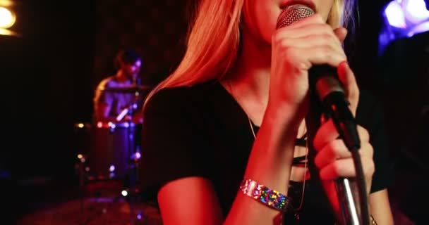 Kvinnliga sångare sjunga i en mikrofon — Stockvideo