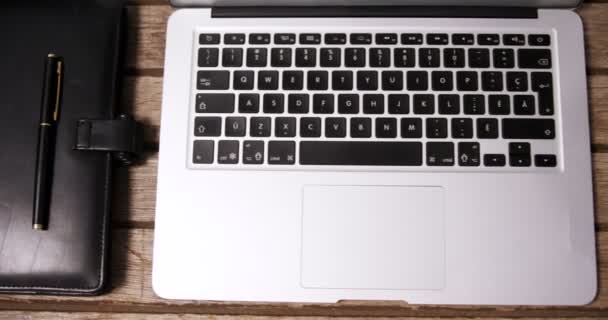 ノート パソコンと机の上の様々 な文房具 — ストック動画