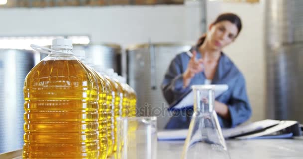 Lavoratrice che lavora in una fabbrica di petrolio — Video Stock