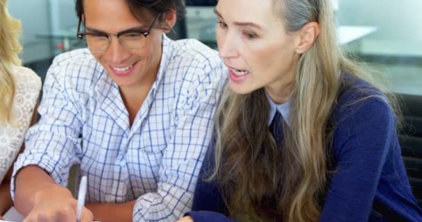 Collega's bespreken over laptop — Stockvideo