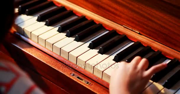 Skolflicka lärande piano i musik klass — Stockvideo