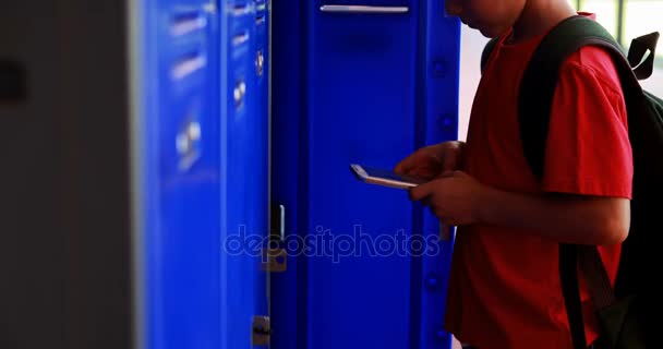 Schooljongen gebruik mobiele telefoon in kleedkamer — Stockvideo