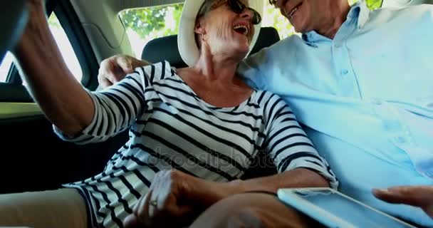 Couple aîné prenant selfie avec téléphone portable — Video