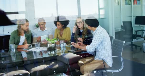 Colegas usando tableta digital en la mesa — Vídeos de Stock