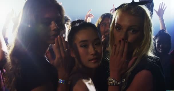 Skupina žen dávat létající polibek na koncertě — Stock video