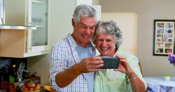 Couple aîné prenant selfie avec téléphone portable — Video