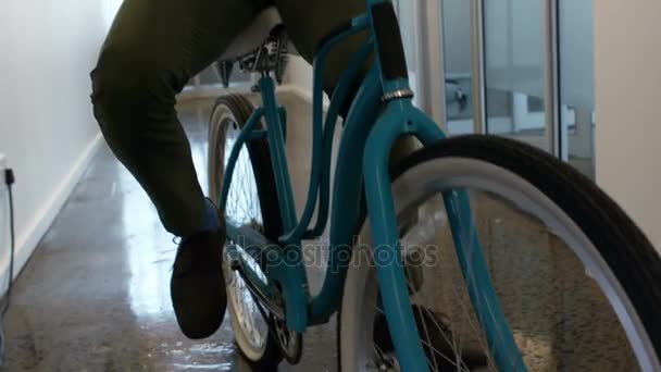 骑自行车的时候喝咖啡的男性高管 — 图库视频影像