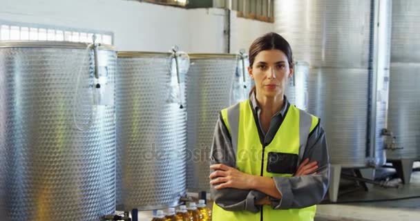 Travailleur debout les bras croisés — Video