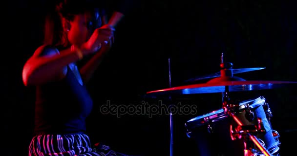 Baterista feminina tocando bateria — Vídeo de Stock