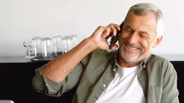 Ejecutivo masculino hablando en el teléfono móvil — Vídeo de stock