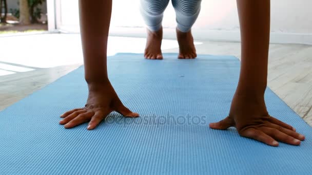 Primer plano de la adolescente haciendo pushup — Vídeo de stock