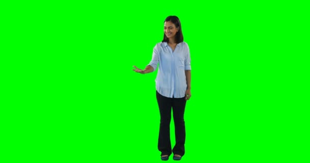 Mosolygó nő csinál odaad gesztus — Stock videók