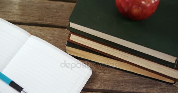 Apple kitap yığın üzerinde — Stok video