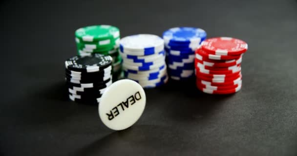 Fichas de casino na mesa de poker no casino — Vídeo de Stock