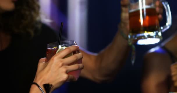 Amigos brindar copos de cocktail — Vídeo de Stock