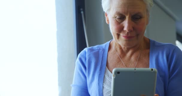 Seniorin nutzt digitales Tablet — Stockvideo