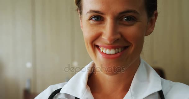 自信を持って女性医師の肖像画 — ストック動画