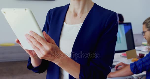 Mujer usando tableta digital en la oficina — Vídeo de stock