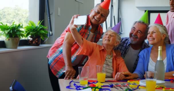 Glückliche Senioren machen Selfie mit Handy — Stockvideo