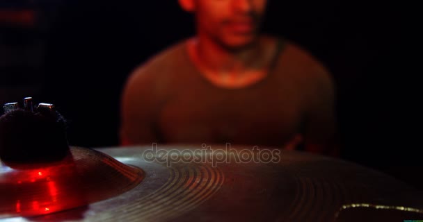 Baterista tocando no tambor definido no palco — Vídeo de Stock