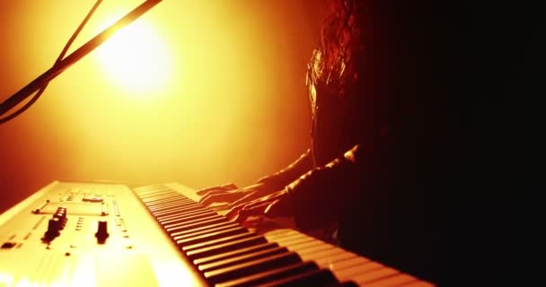 Mulher cantando música enquanto toca teclado eletrônico — Vídeo de Stock