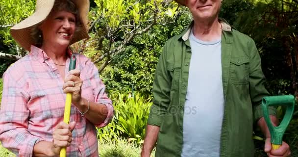 Vedoucí pár stojící s zahradnické nástroje — Stock video