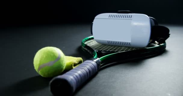 Pelotas de tenis, raqueta y auriculares de realidad virtual — Vídeos de Stock