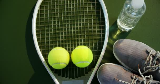 Wasserflasche, Sportschuhe und Sportausrüstung — Stockvideo